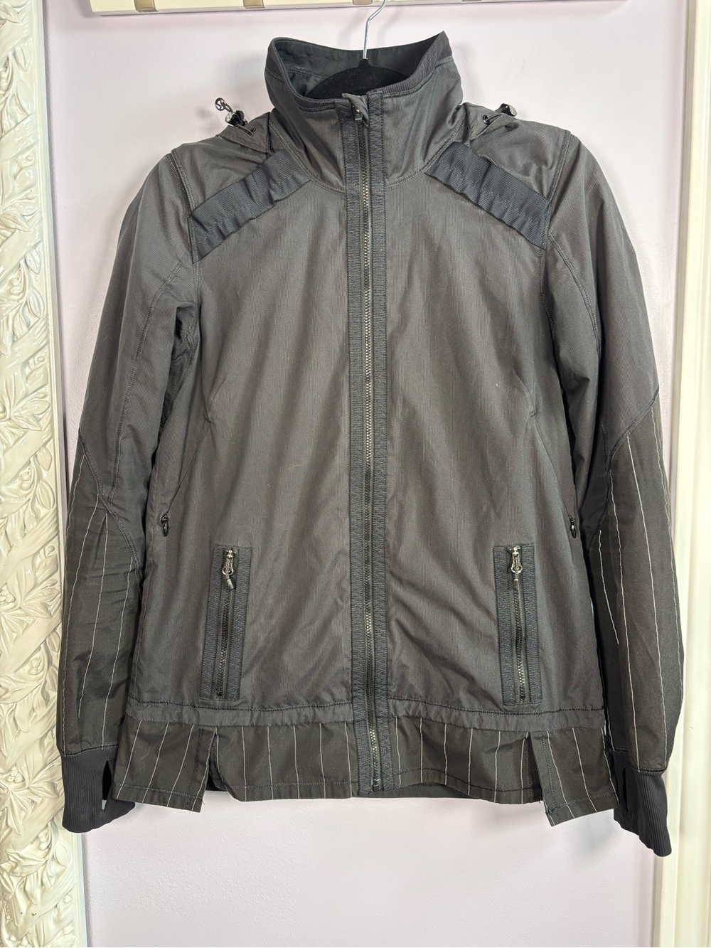 lululemon Run: Bandit Black Zip-Up Reflective Jacket Removeable Hood Size 4